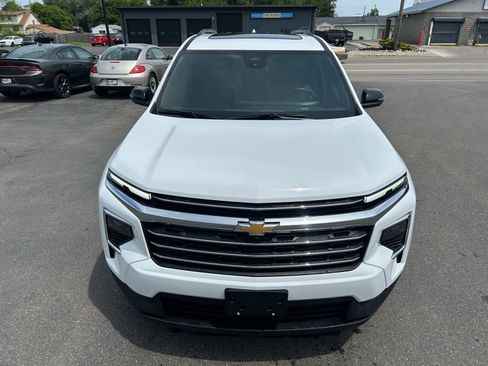 Used 2025 Chevrolet Traverse LT w/ Sun and Wheel Package AWD/4WD image 2