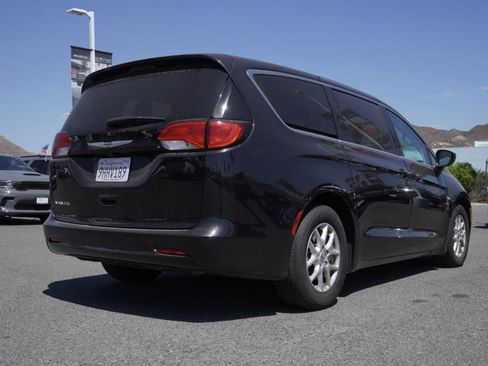 Used 2023 Chrysler Voyager LX image 4