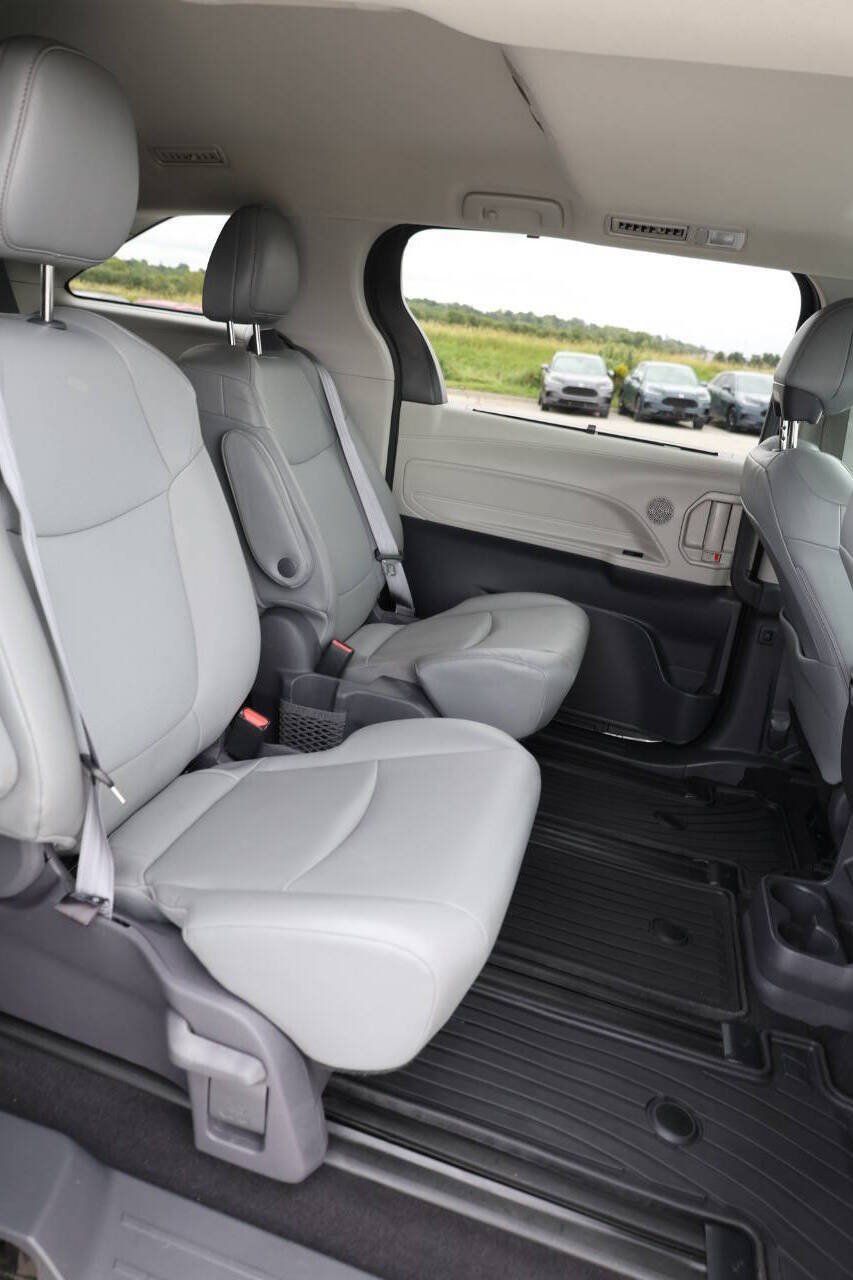 Used 2021 Toyota Sienna XLE FWD image 16