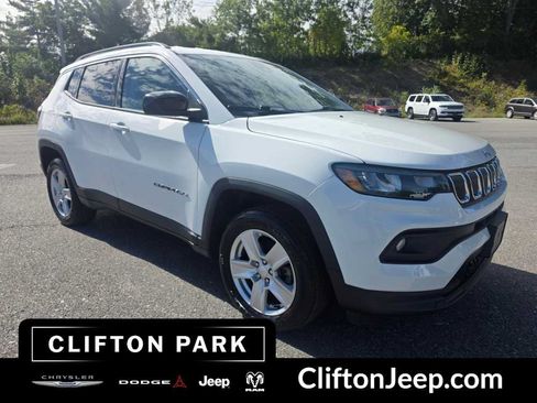 Used 2022 Jeep Compass Latitude AWD/4WD image 3
