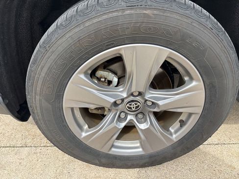 Used 2025 Toyota RAV4 XLE AWD/4WD image 11