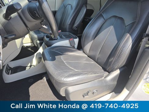 Used 2018 Chrysler Pacifica Touring-L w/ Premium Audio Group FWD image 22