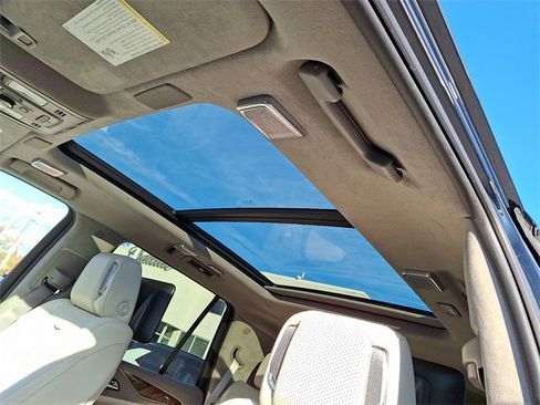 Certified 2022 Cadillac Escalade Premium Luxury Platinum image 17