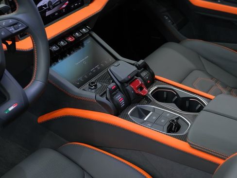 Used 2025 Lamborghini Urus SE AWD/4WD image 13
