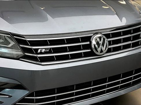 Used 2018 Volkswagen Passat 2.0T R-Line image 31