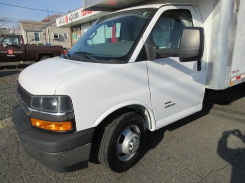 Used 2017 Ford E-450 and Econoline 450 Super Duty w/ Shuttle Bus Prep Package RWD image 32