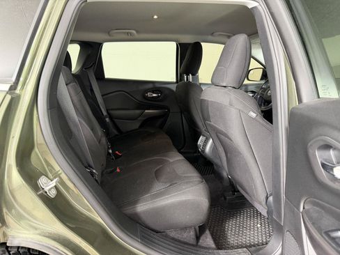 Used 2019 Jeep Cherokee Latitude w/ Cold Weather Group AWD/4WD image 15