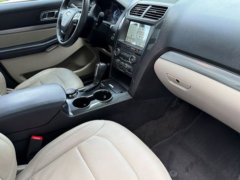 Used 2018 Ford Explorer XLT w/ Equipment Group 202A AWD/4WD image 19