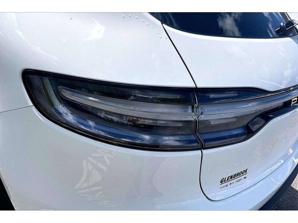 Used 2026 Porsche Macan AWD/4WD image 36