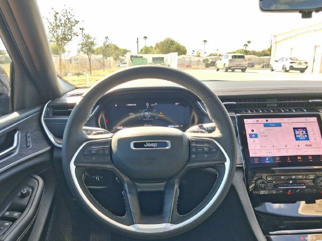 Used 2025 Jeep Grand Cherokee Limited w/ Luxury Tech Group II RWD image 14
