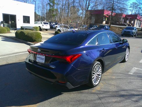 Used 2022 Toyota Avalon Limited image 11