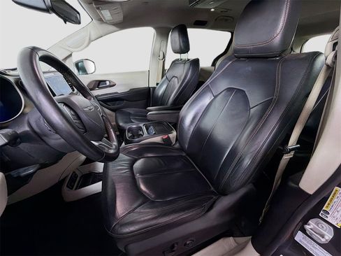 Used 2017 Chrysler Pacifica Touring-L image 12