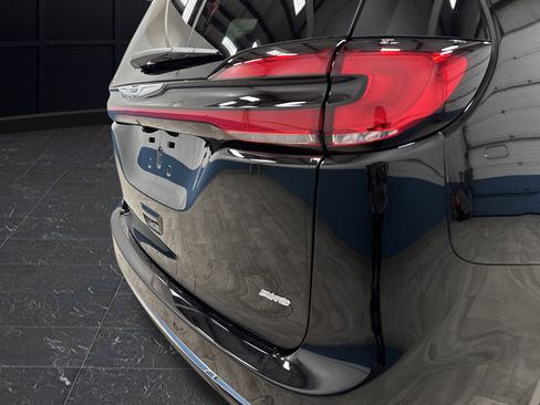 New 2026 Chrysler Pacifica Select AWD/4WD image 35