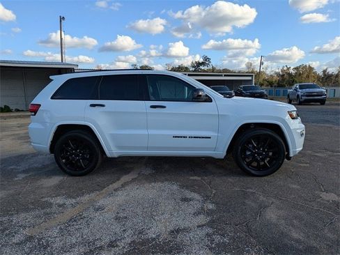 Used 2020 Jeep Grand Cherokee Altitude image 3