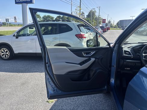 Used 2021 Subaru Forester Premium AWD/4WD image 29