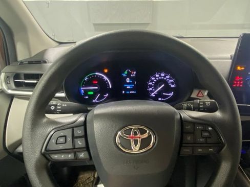 Used 2022 Toyota Sienna LE AWD/4WD image 13