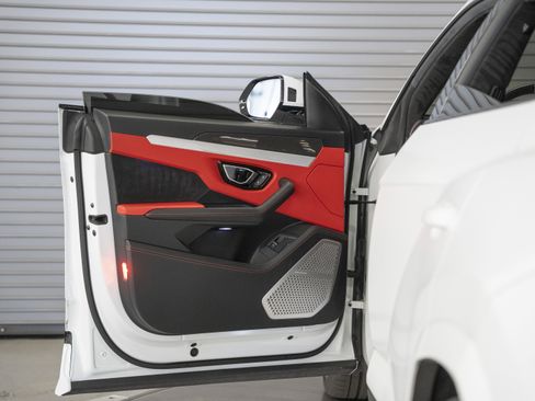 Used 2021 Lamborghini Urus image 21