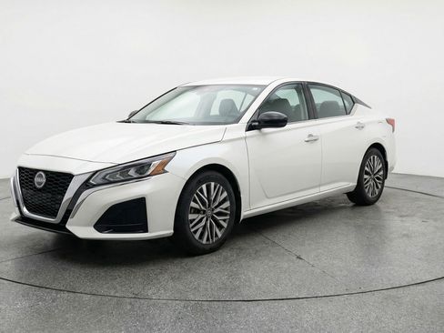 Used 2025 Nissan Altima 2.5 SV FWD image 3