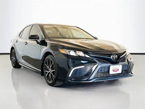 Used 2024 Toyota Camry SE image 3