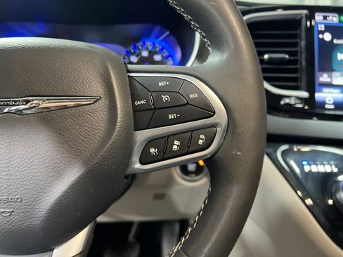 Used 2023 Chrysler Pacifica Touring-L FWD image 22