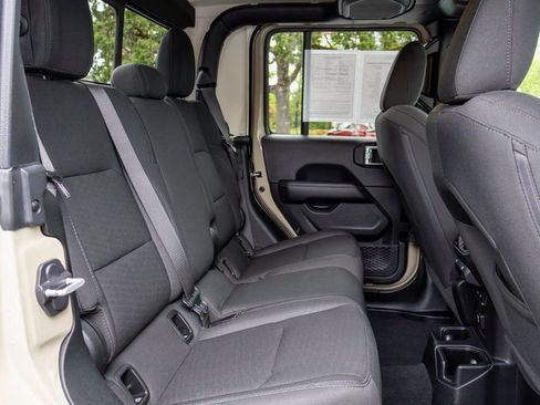 Used 2020 Jeep Gladiator Overland image 13