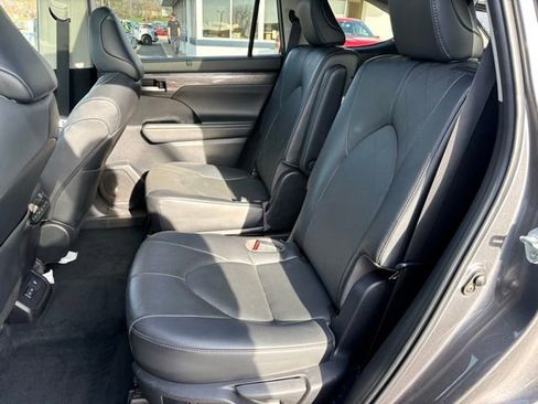 Used 2022 Toyota Highlander Platinum image 19