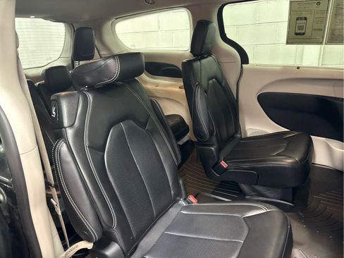 Used 2023 Chrysler Pacifica Touring-L image 23