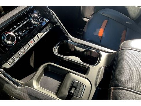 Used 2024 GMC Sierra 2500 AT4 image 15