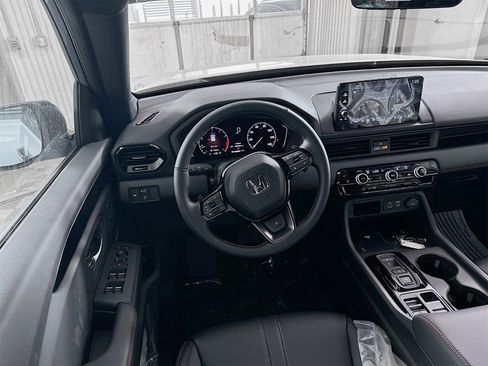 Used 2025 Honda Pilot TrailSport image 12