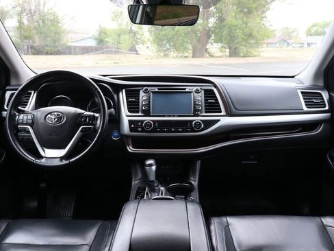 Used 2017 Toyota Highlander XLE AWD/4WD image 16