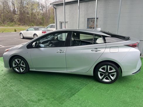 Used 2016 Toyota Prius Four Touring FWD image 10