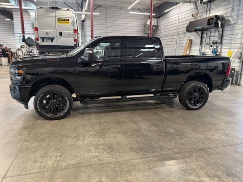 Used 2025 RAM 2500 Big Horn AWD/4WD image 30