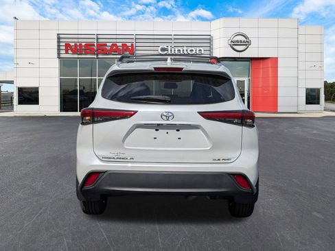 Used 2023 Toyota Highlander XLE AWD/4WD image 4