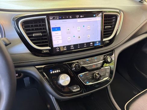Used 2025 Chrysler Pacifica Limited FWD image 27