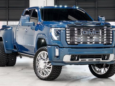 Used 2026 GMC Sierra 3500 Denali w/ Denali Reserve Package AWD/4WD image 3
