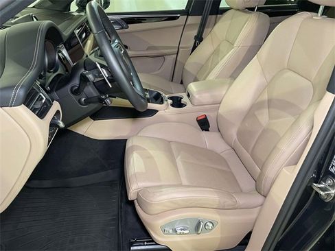 Used 2025 Porsche Macan image 16