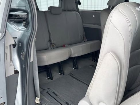 Used 2015 Toyota Sienna AWD image 34