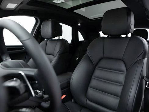 Certified 2025 Porsche Macan S image 5