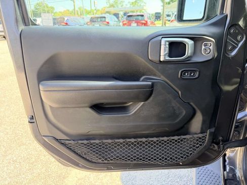 Used 2018 Jeep Wrangler Unlimited Sport S AWD/4WD image 17