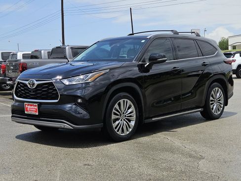 Used 2024 Toyota Highlander Platinum FWD image 3
