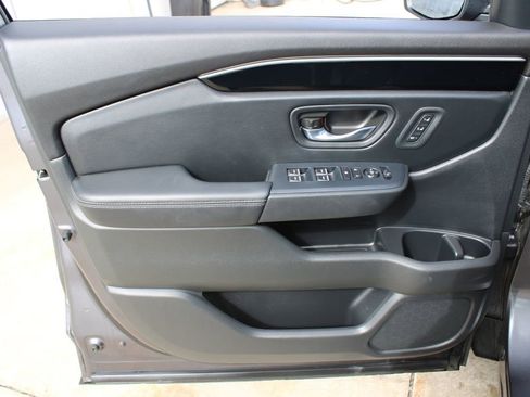 Used 2023 Honda Pilot Touring image 9