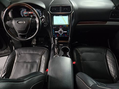 Used 2018 Ford Explorer Platinum AWD/4WD image 4