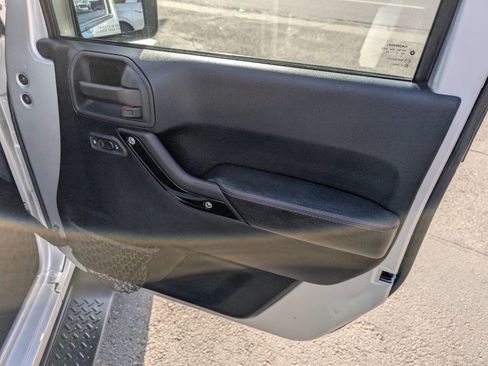 Used 2012 Jeep Wrangler Unlimited Sahara image 38