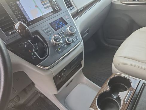 Used 2018 Toyota Sienna XLE Premium image 31