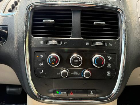 Used 2017 Dodge Grand Caravan SXT image 26