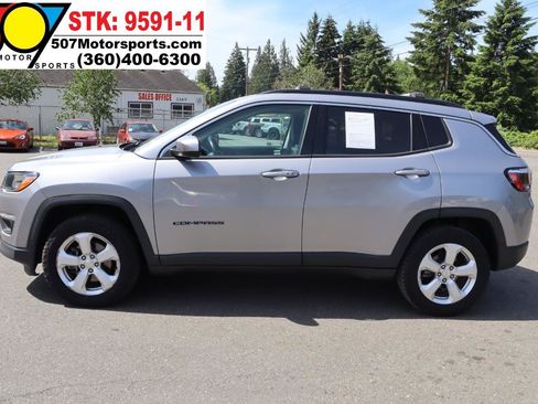 Used 2018 Jeep Compass Latitude w/ Popular Equipment Group AWD/4WD image 3