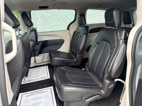 Used 2023 Chrysler Pacifica Touring-L FWD image 15