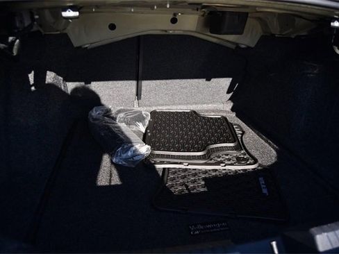 Certified 2025 Volkswagen Jetta SE w/ Sunroof Package image 24