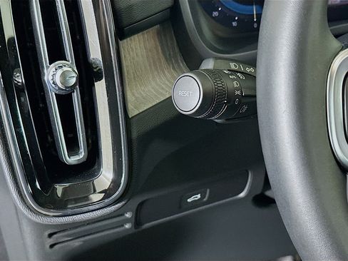 Used 2025 Volvo XC40 B5 Core image 17