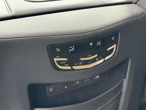 Used 2019 Cadillac Escalade Platinum image 10